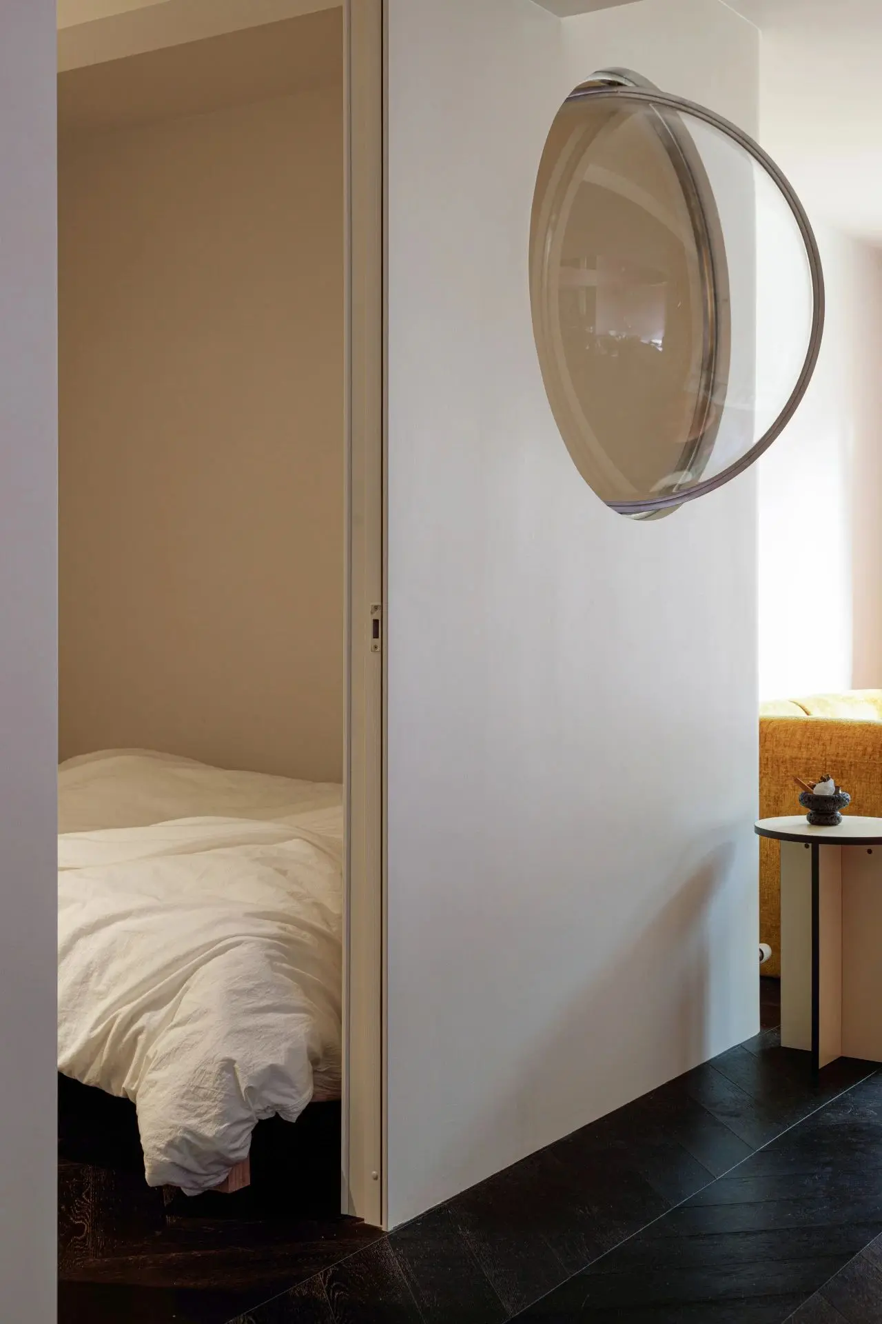 采访当日，李辰希穿着一件紫色佩斯利花纹的衬衫，耳畔带着两串淡紫色的紫藤...