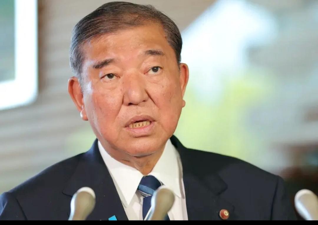 石破茂批评高市早苗，主要是因为高市早苗的涉台错误言论。高市早苗拒绝撤回涉台错误言