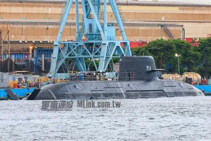 最新一代的国产常规潜艇，711“海鲲”号，在昨天第二次下水并曝光了完整的外形照片