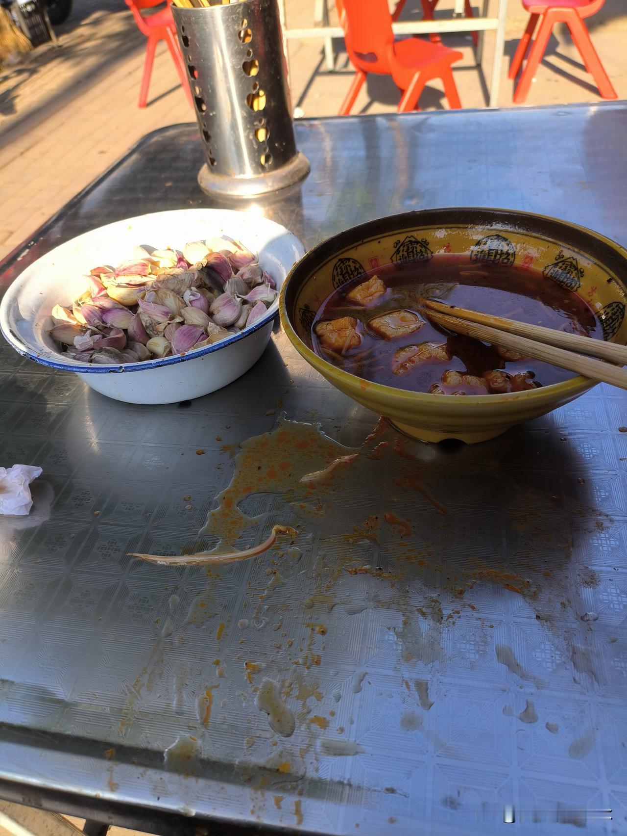 我今年六十有余，已是风烛残年之人。
我从小就不爱吃别人家里的东西，时至今日依旧如