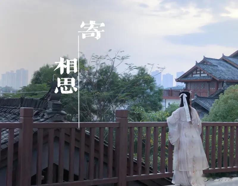 【如梦令】邂逅
草软风轻光媚，
叶绿燕斜花丽。
雨细细粘衣，
伞下女人真美。
尝