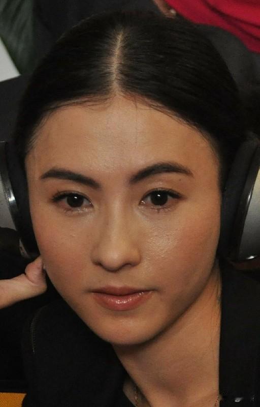 45岁的张柏芝今日又和前经纪人余毓兴对簿公堂了。这案子都折腾近5年，12月4日是