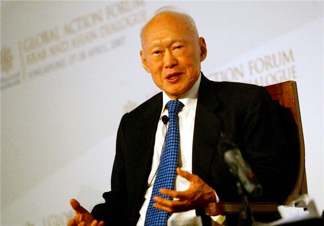 一个弹丸小国的华人，见了奥巴马，针对中国整个亚太局势彻底变了！

美国搞了个"亚