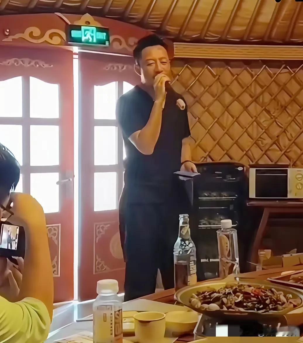 新婚没出一个月的俩口子
已经默契地开始“独美”了

汪小菲在内蒙古唱《冰雨》
