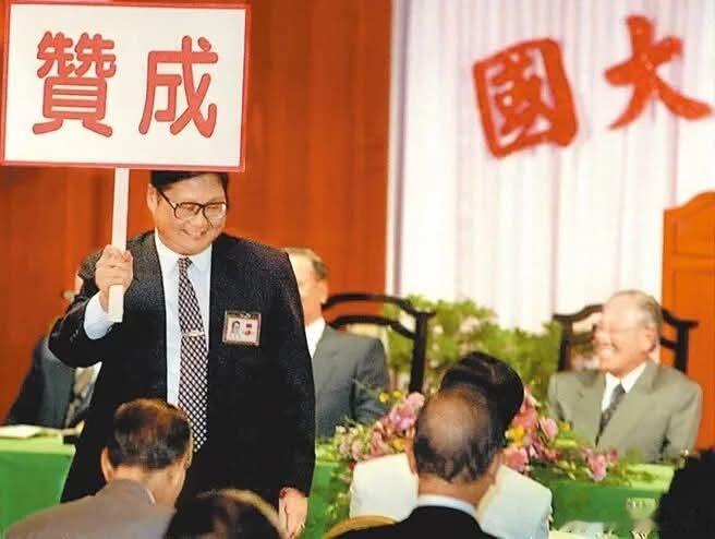 今天的憲政困境不就是1997年修憲國民黨自己搞出來的嗎？當時民進黨要廢省國民黨要