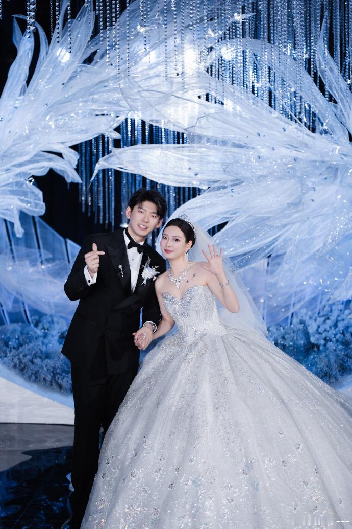 刘雨辰黄雅琼婚礼 羽毛球运动员在北京举行婚礼。黄雅琼微博分享婚礼现场照片，并配文