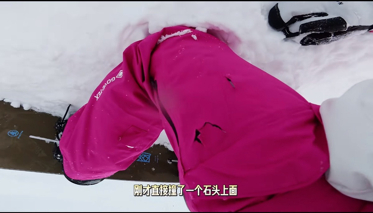 他风轻云淡的说腿撞在石头上应该已经青了，然后第二天依然若无其事的拿起自拍杆给我们