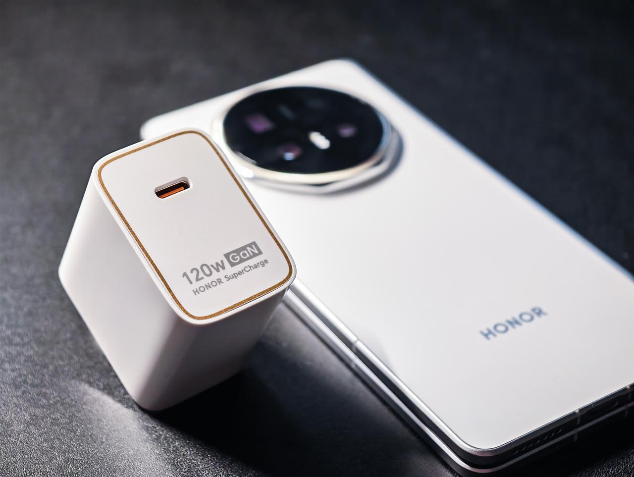 小伙伴们还有没有记得，荣耀Magic V6发布会的时候，专门介绍了什么都能够充的