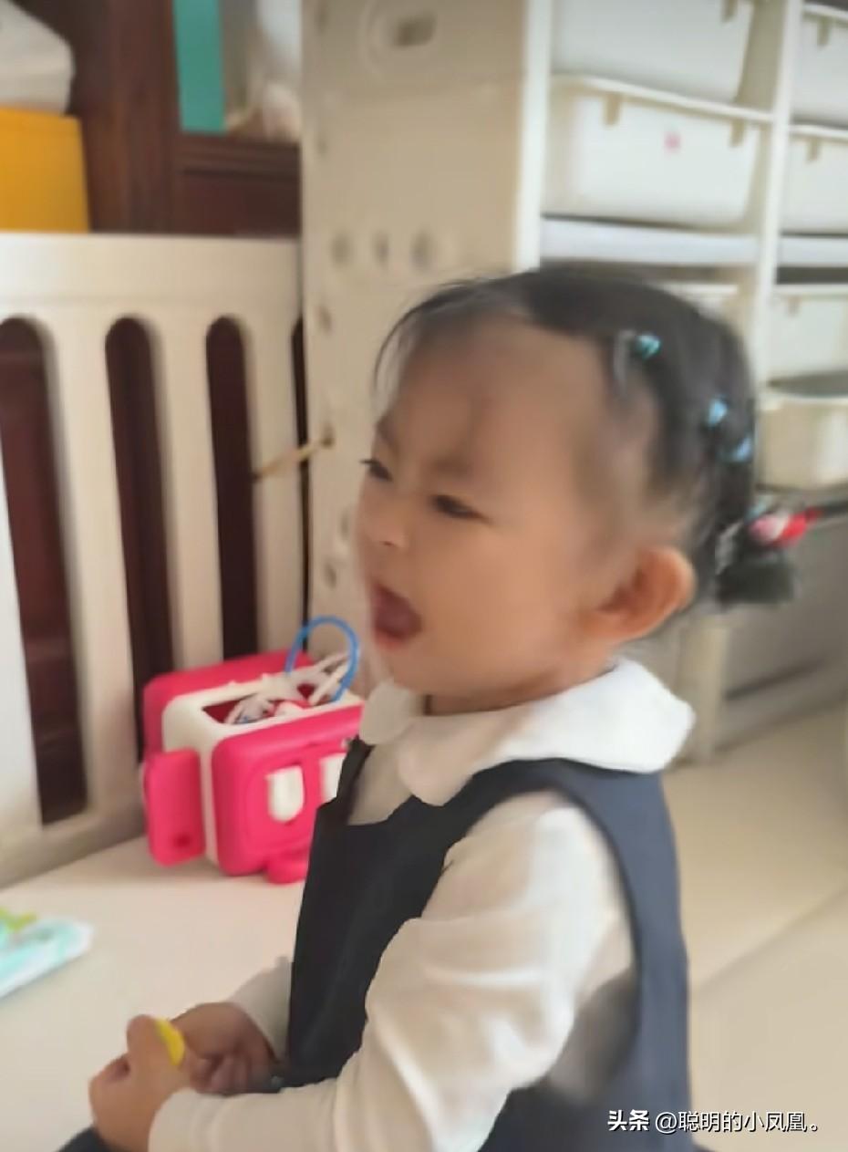 小故事！
    这乖巧 漂亮又懂事的小多米，实在 太想念小二子爸爸了，坐在 原