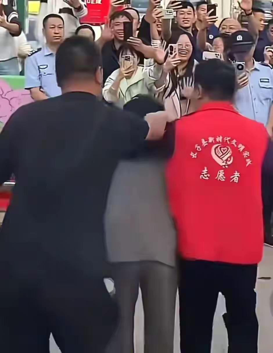 有人把那个在山西搂董宇辉脖子的红马甲男人，简单的定义为粉丝想和偶像拍照，认为广大