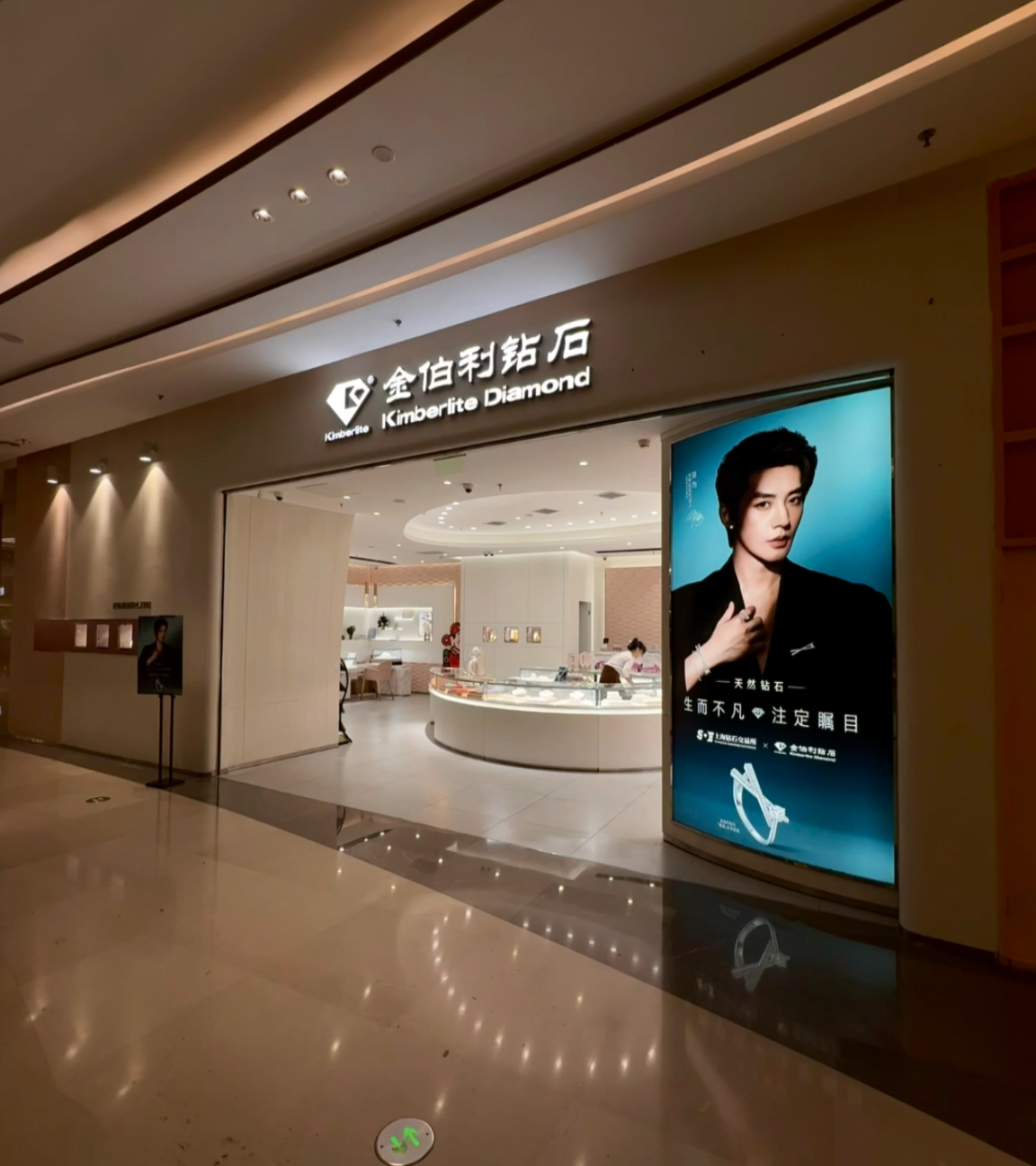 邓为天然钻石代言人实体店地广！据统计这几家知名珠宝全国近2.2万家门店，投放触达