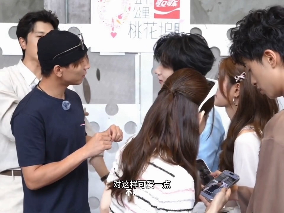 贺峻霖教阿如那表情管理 阿如那在贺峻霖这学完这个学那个，马上就能作为合格男团成员