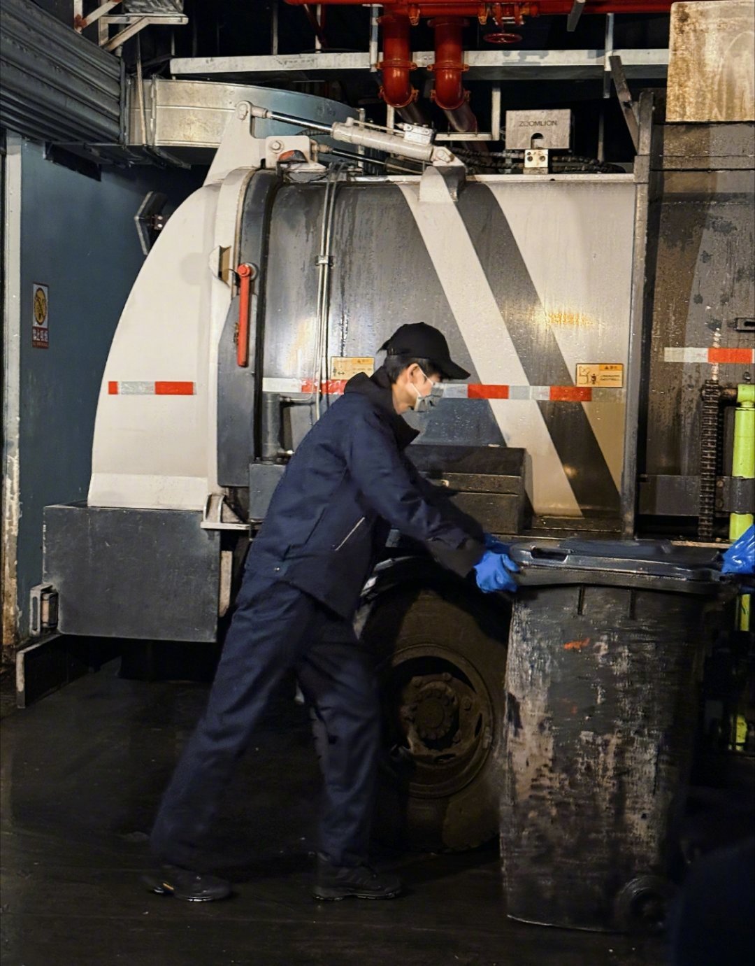 张凌赫谈拍公益纪录片感受张凌赫凌探未来拍摄感受跟随镜头开启意义满满的探索之旅，张