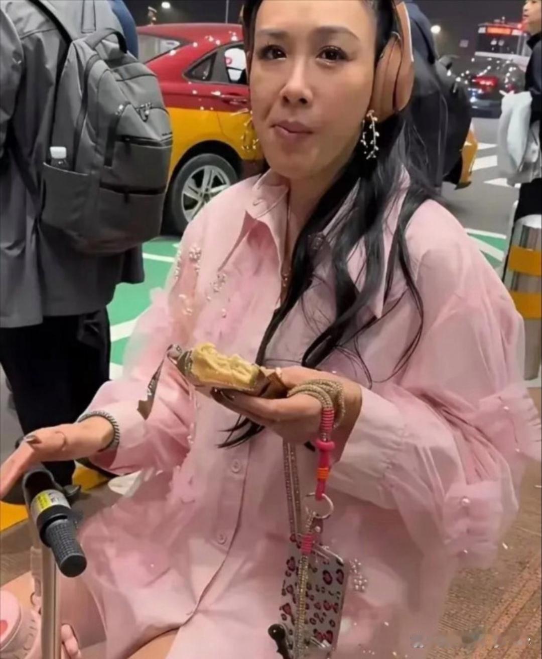 这就是钟丽缇没开滤镜的样子，真实得让人觉得挺舒服的。 