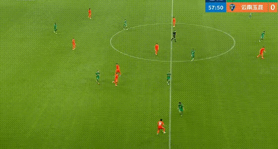 国安3-3玉昆！云南玉昆18岁布尼亚明大放异彩。

他从中场持球启动，连续盘带突