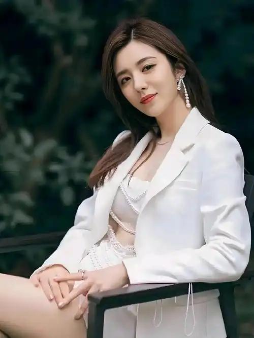 8月15日，有网友在奥地利维也纳美泉宫拍到俞灏明和王晓晨的身影。

照片中，王晓
