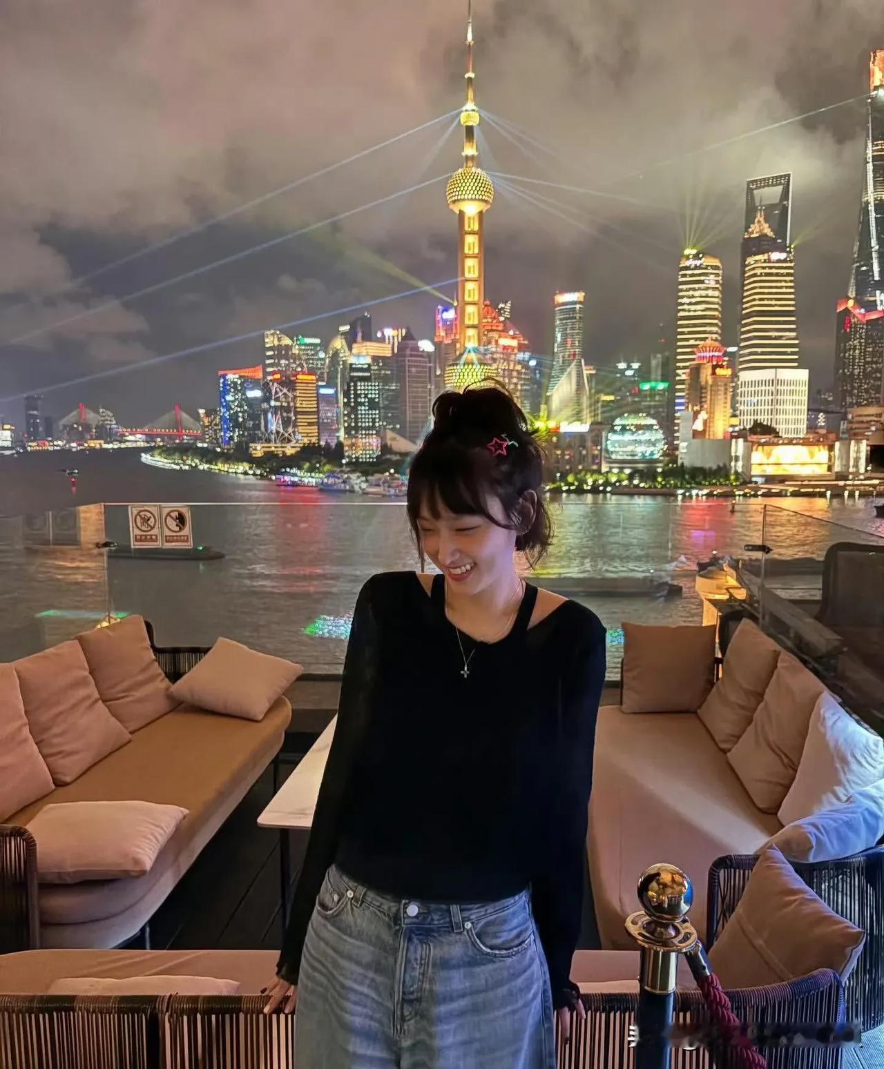请回答1988中宝拉的扮演者刘慧英登上了微博热搜！

原因是她来上海旅游，偷拍了