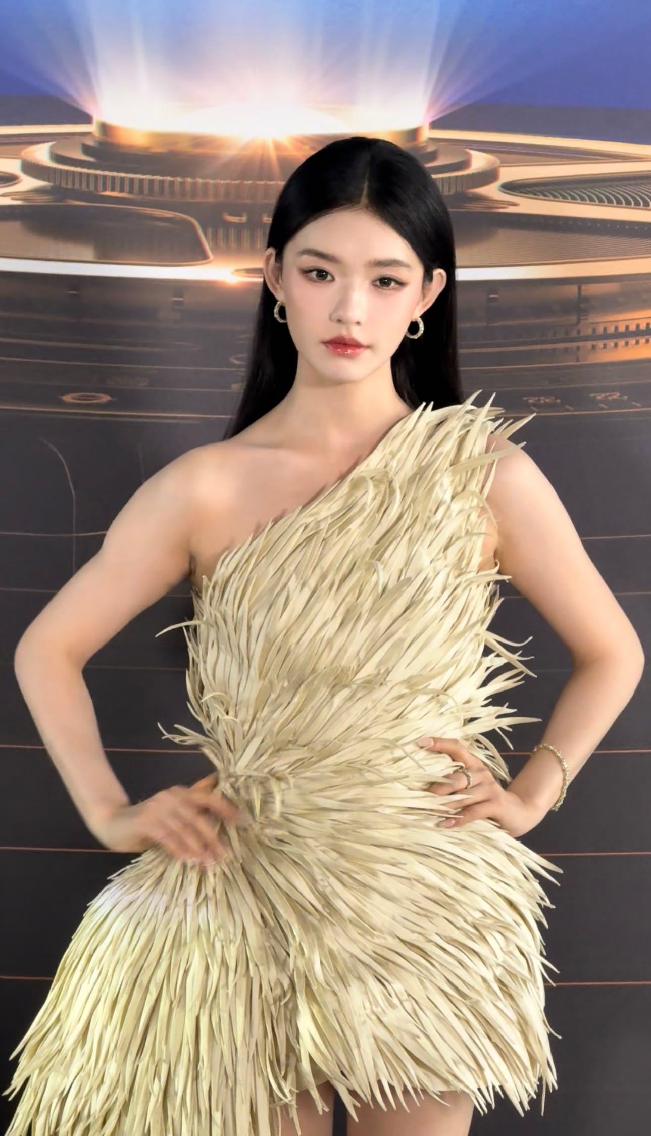 林允红毯有真孔雀求偶 林允今天这一身够我回味好几天。那个孔雀叫声来的时机太巧了，