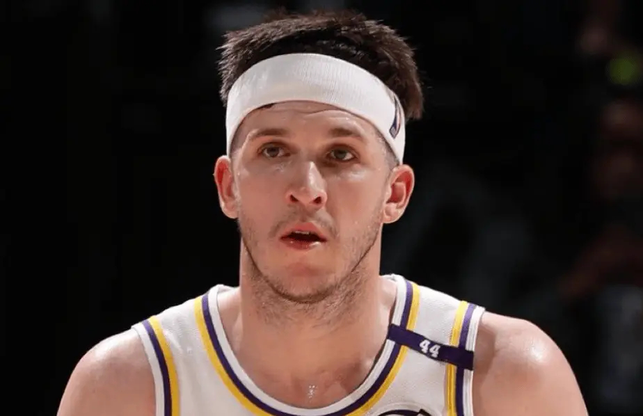 湖人记者Dan Woike表示，消息源透露，在昨天与热火比赛里，里夫斯就已经是带