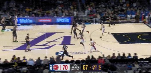 这球詹姆斯为啥不去封盖呢？
他不敢啊还是他不想呢？
活塞对湖人的比赛第三节刚打了