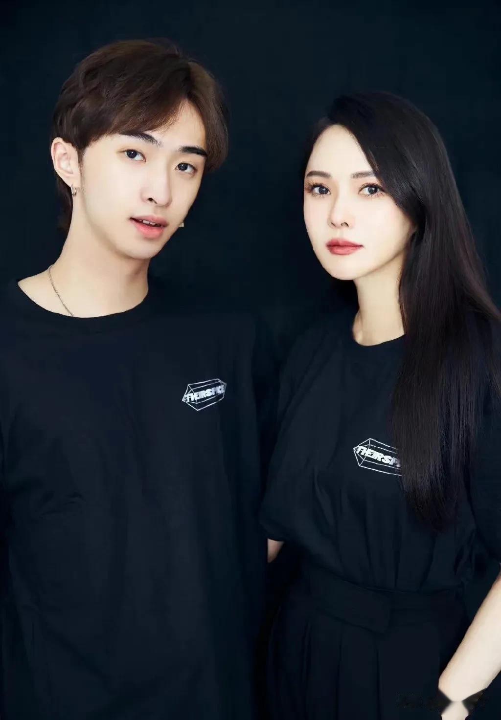 庾澄庆和伊能静的儿子哈利，长大后越来越像爸爸了。
庾澄庆年轻时真是又帅又有才华，