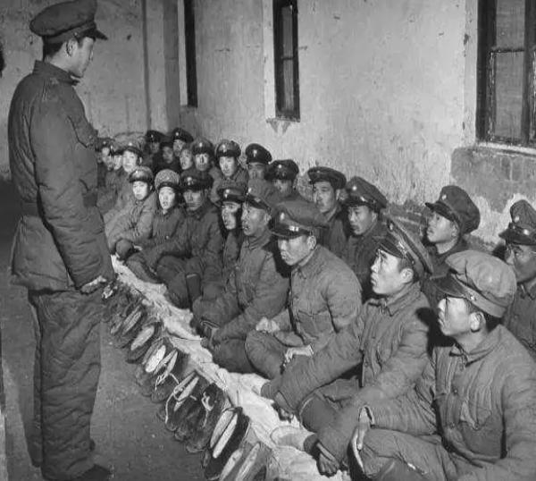 1949年12月，宋希镰被俘后混在俘虏群，突然看到一个“老相识”，他赶紧蹲下身抱