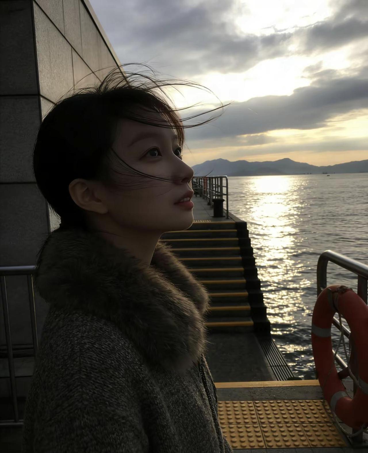 不必向任何人证明什么，我问心无愧，安分做事。背后的声音再嘈杂，也影响不了我往前走