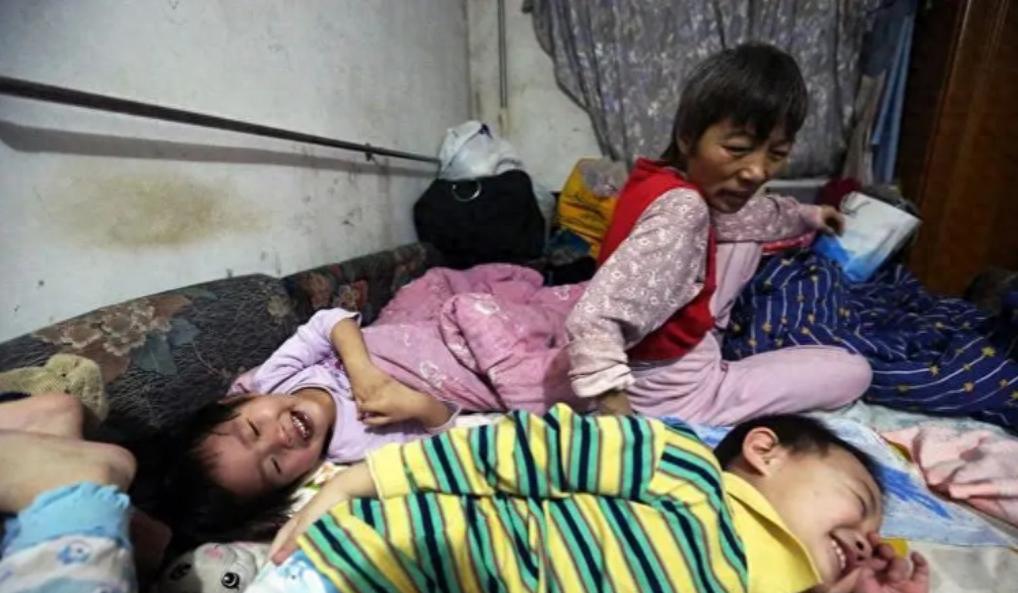 儿子36岁不结婚，56岁母亲为传宗接代自己生下双胞胎，后来怎样了


在一个温暖