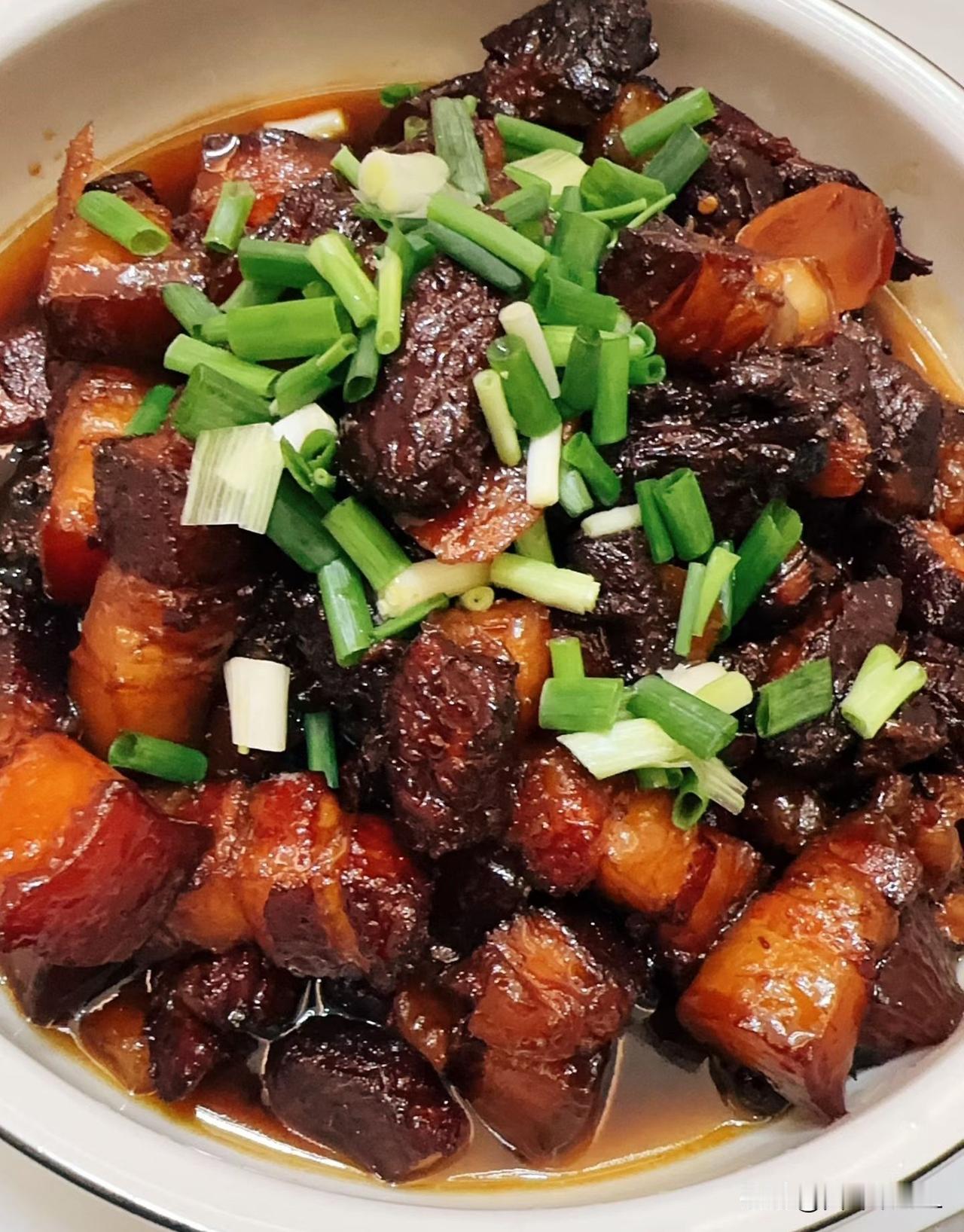 今天，又想吃红烧肉了，这种渴望如同心底悄然泛起的涟漪，愈演愈烈。对我而言，红烧肉