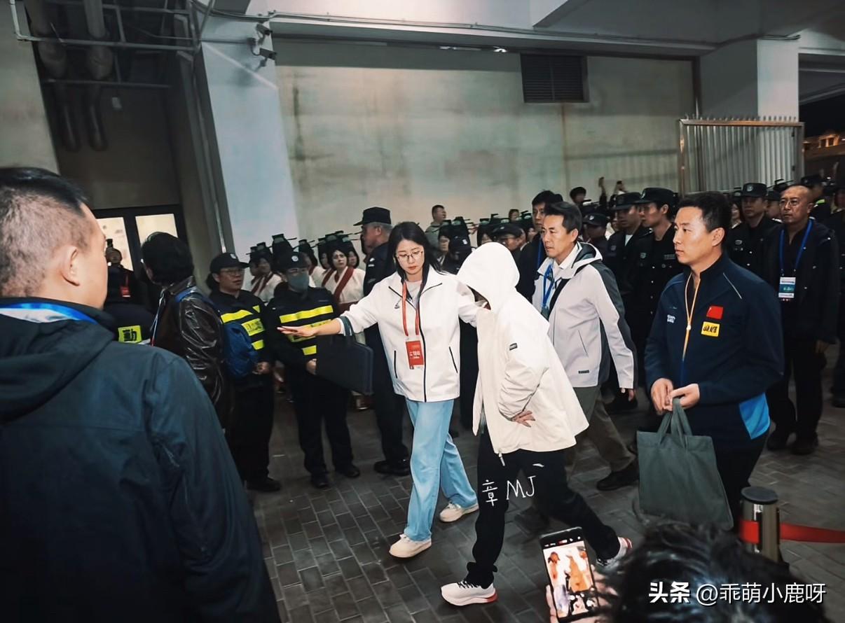 幸好孙颖莎没有跟大部队一起坐大巴，是单独坐着商务车进场的！
这后台下车的地方围着
