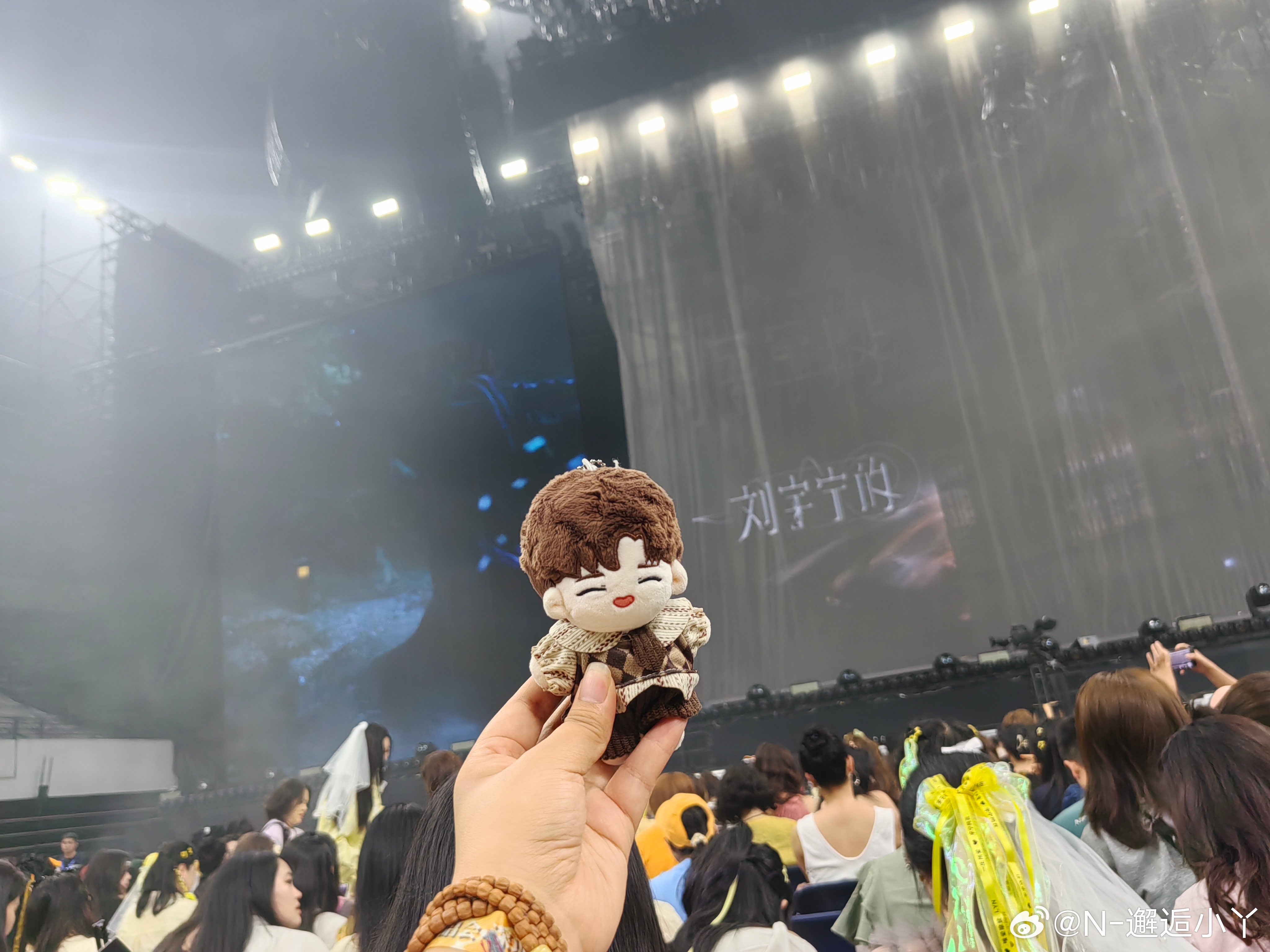 去年的今天好开心，人生第一次看演唱会，顶着台风，和棚姐们一起嗨到半夜不知道几点，