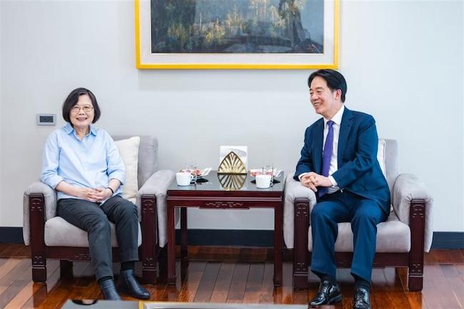 台湾朝野都有各自内部问题，民进党压力在两岸，赖清德压力更来自于外界都拿他与蔡英文