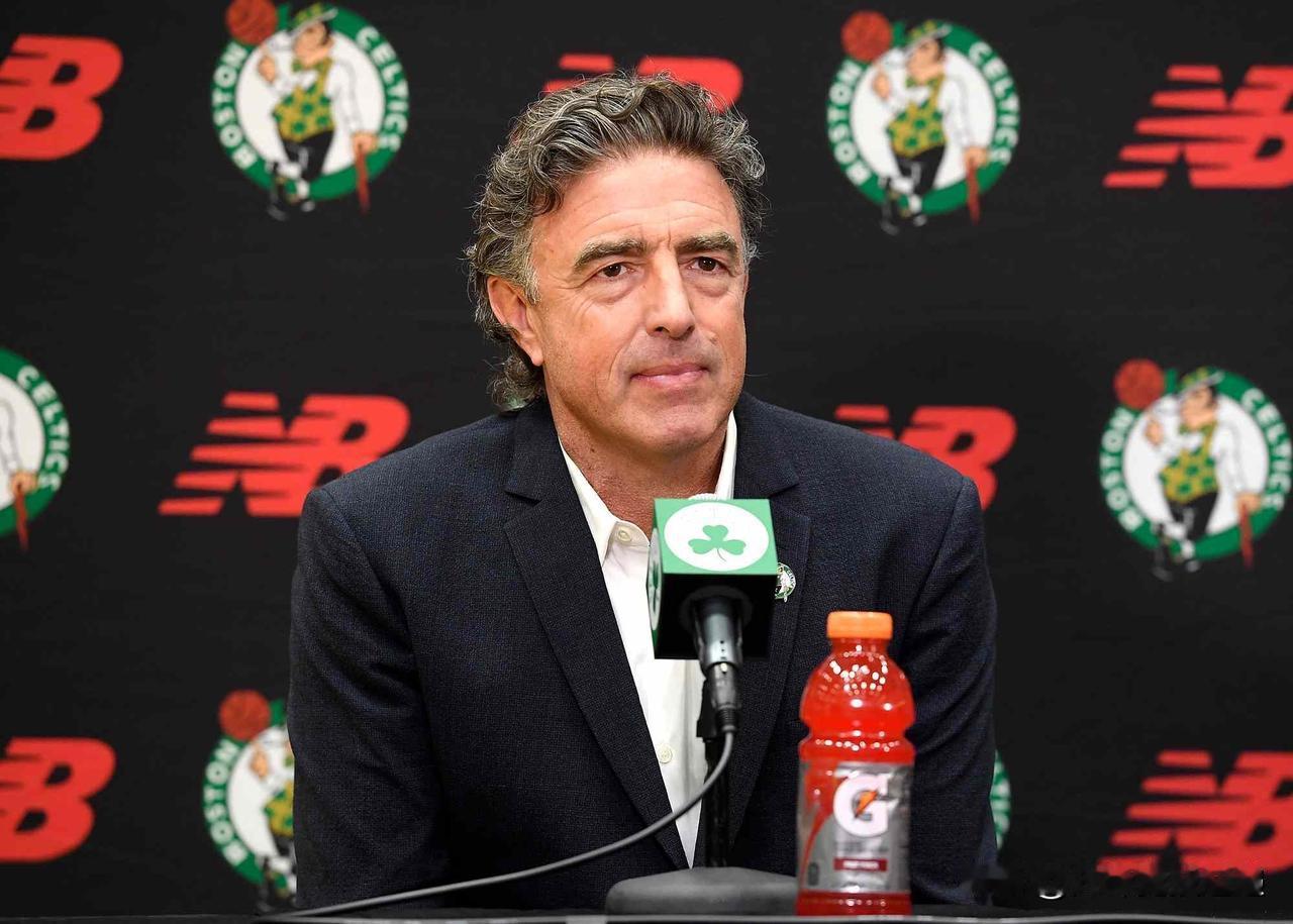 今年 NBA 球队的估值已经飙升至天文数字般的新高：

湖人队：100亿美元
凯