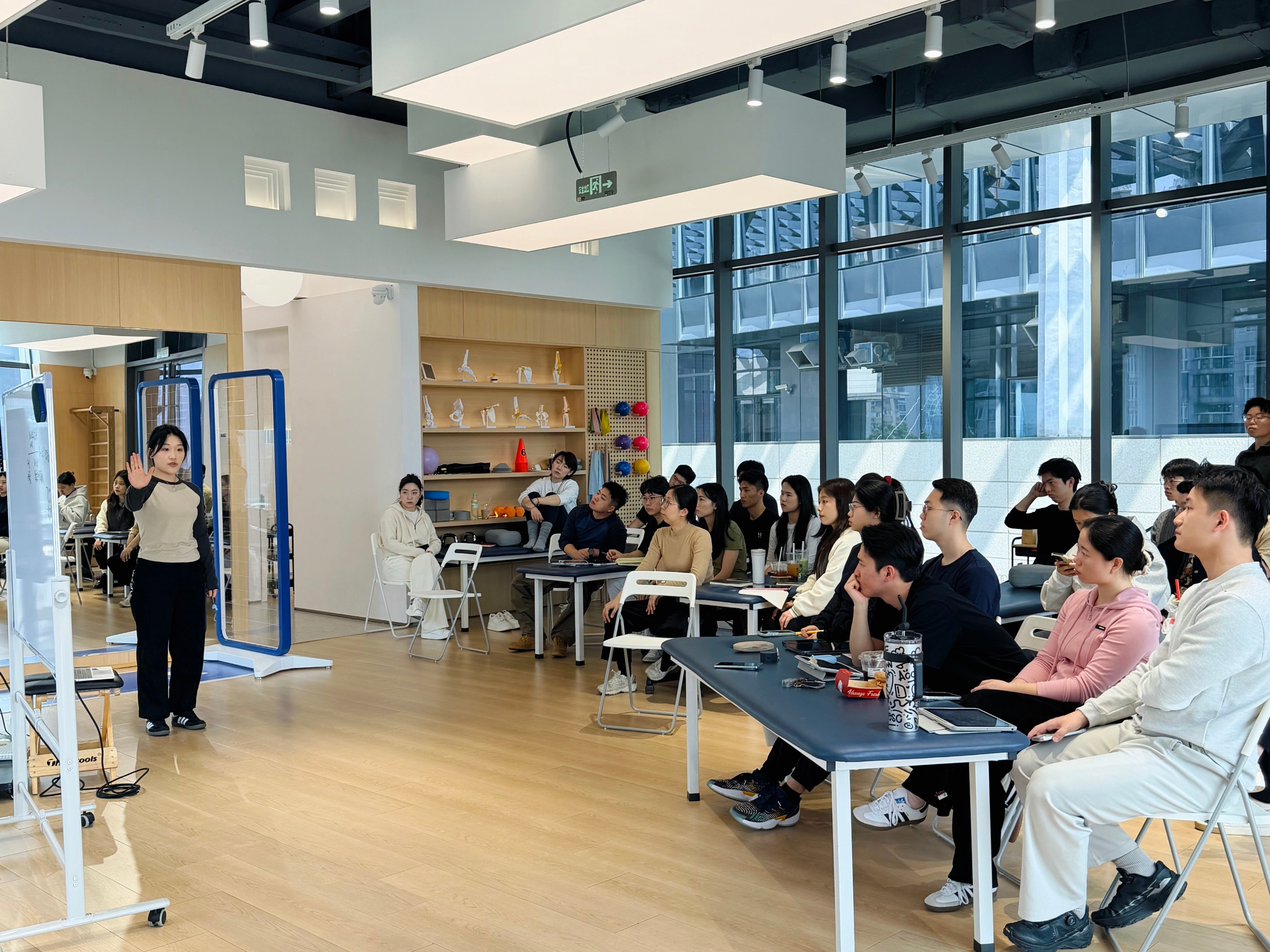 忙碌出差的曲老师和栎大神曲老师马上就从上海只奔杭州店了，继续康复培训，但我们李婶