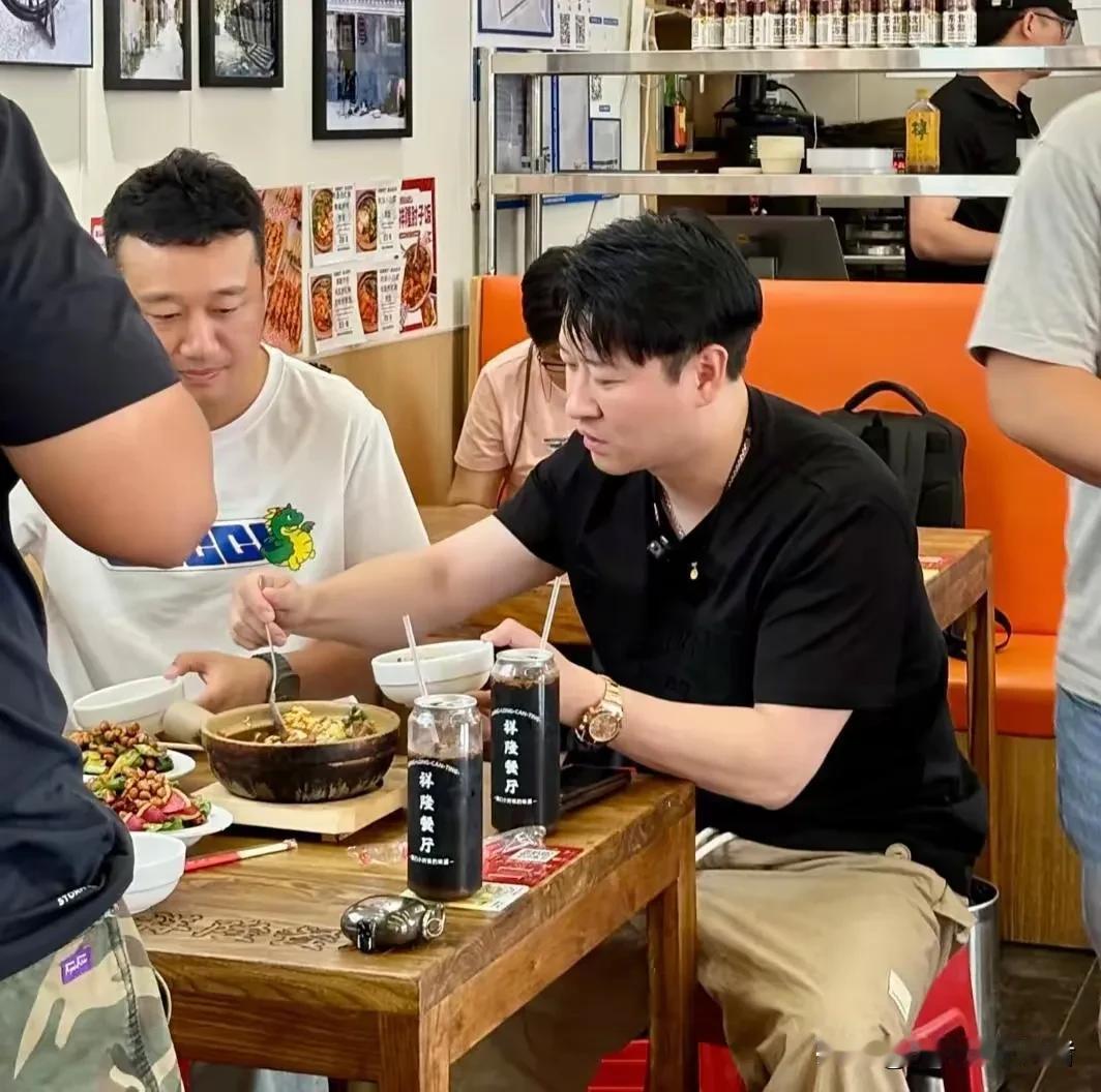 曹云金成了吃播，这小餐馆吃饭，吃的也太香了，曹云金也是自立门户成功，虽然和郭德纲