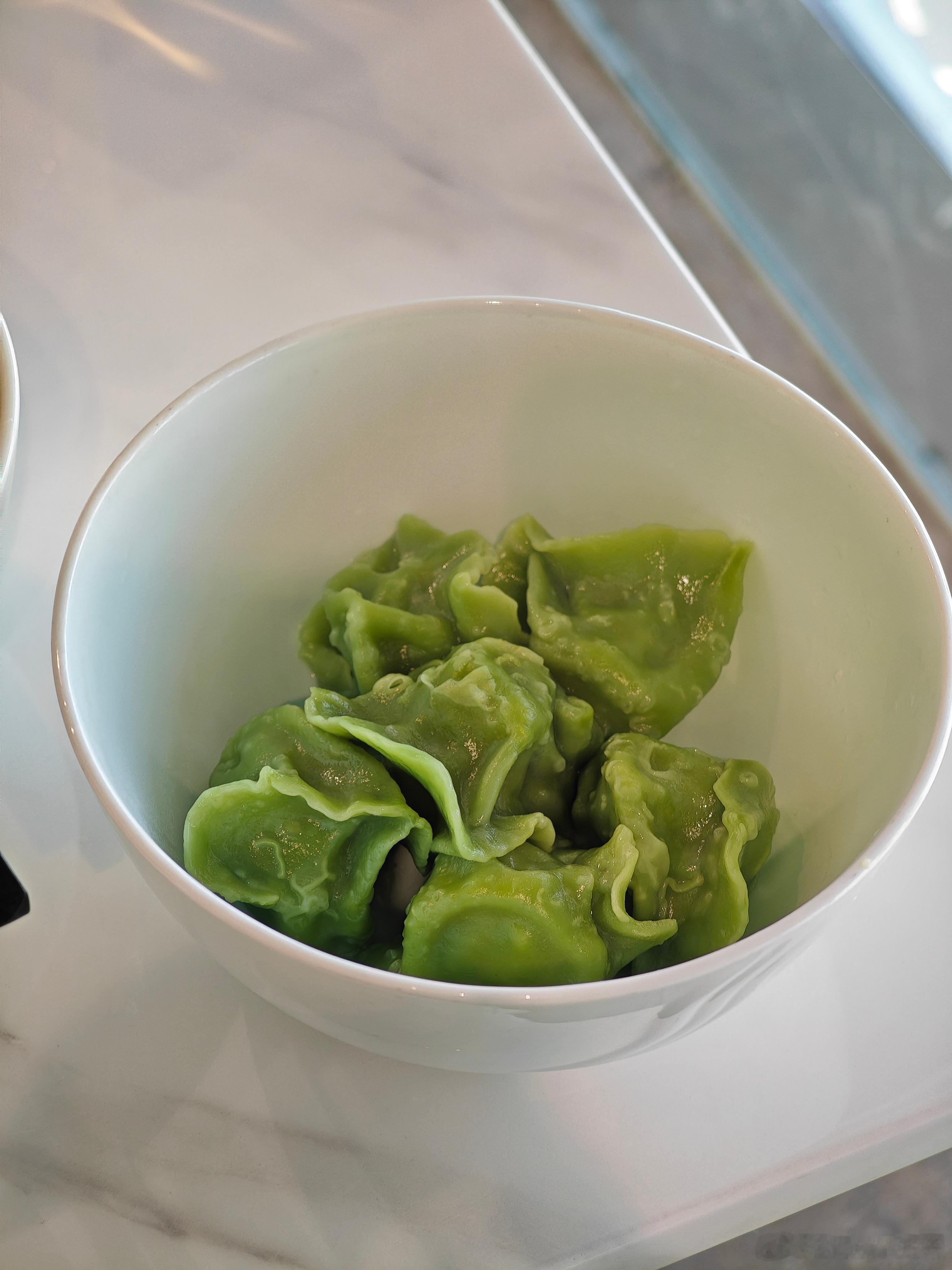 青岛机场山航休息室特色：鲅鱼水饺虽然零食菜品都一般，但免费水饺很棒捏[憧憬]  
