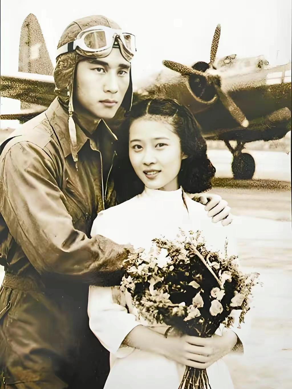 他，不仅是抗战时期涌现出的一名壮烈殉国的空中英雄，也是世界空战史上，第一位驾机与