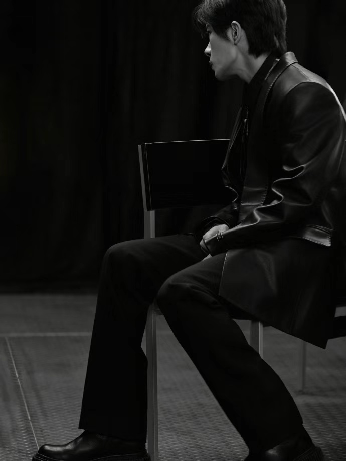 易烊千玺黑皮衣完全Daddy 易烊千玺黑皮衣完全Daddy，就这个易烊千玺帅啊，