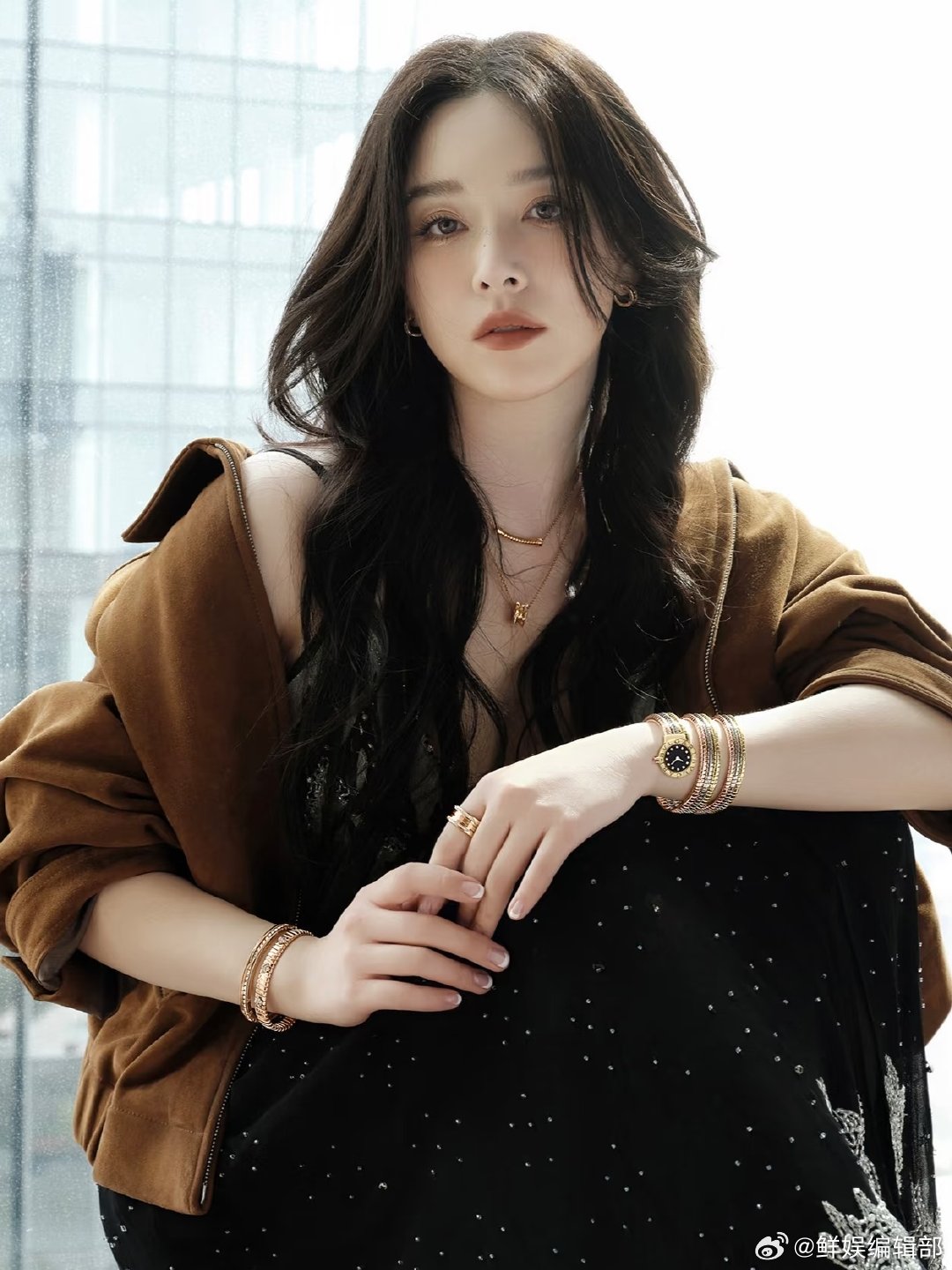 阚清子我在说什么 绝美背影镜头来了！阚清子一袭黑色礼服尽显优越背线，身形纤细轻盈