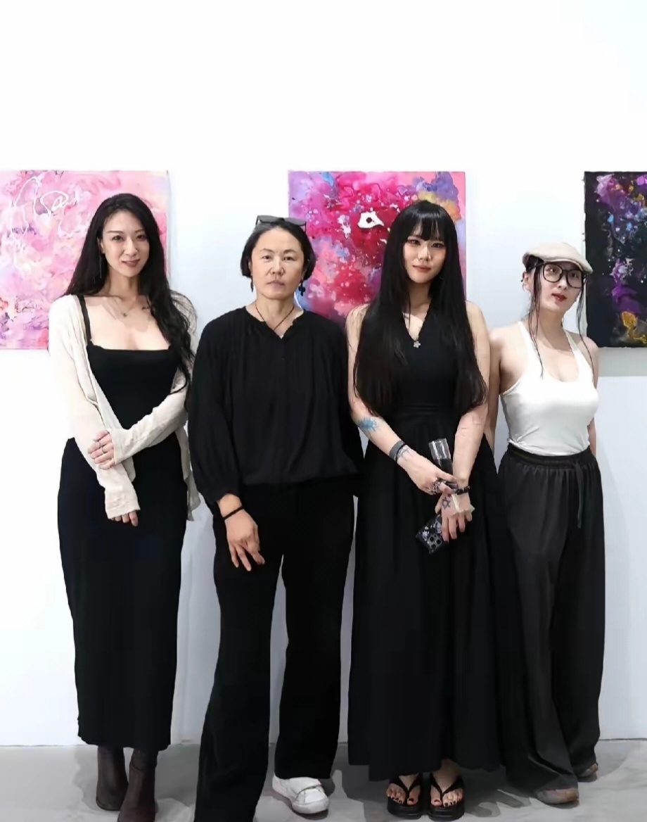 窦唯小女儿窦佳嫄的画展在北京798顺利开幕，窦佳嫄个子比妈妈还高，长发披肩，也是