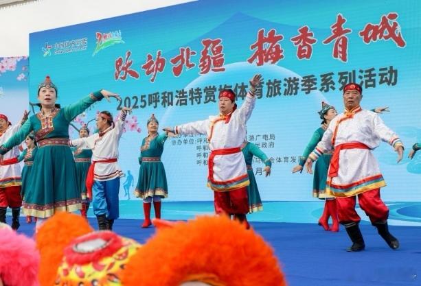 活力内蒙古 近日，“梅时漫走”生态徒步大会和“梅影随行”城市骑行活动在呼和浩特市