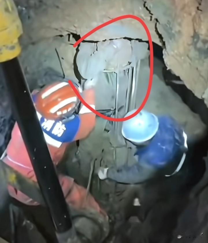 这也太过分了吧？
在现在这个社会，竟然还有欺骗工人进入地下，然绑起来打“生桩”的
