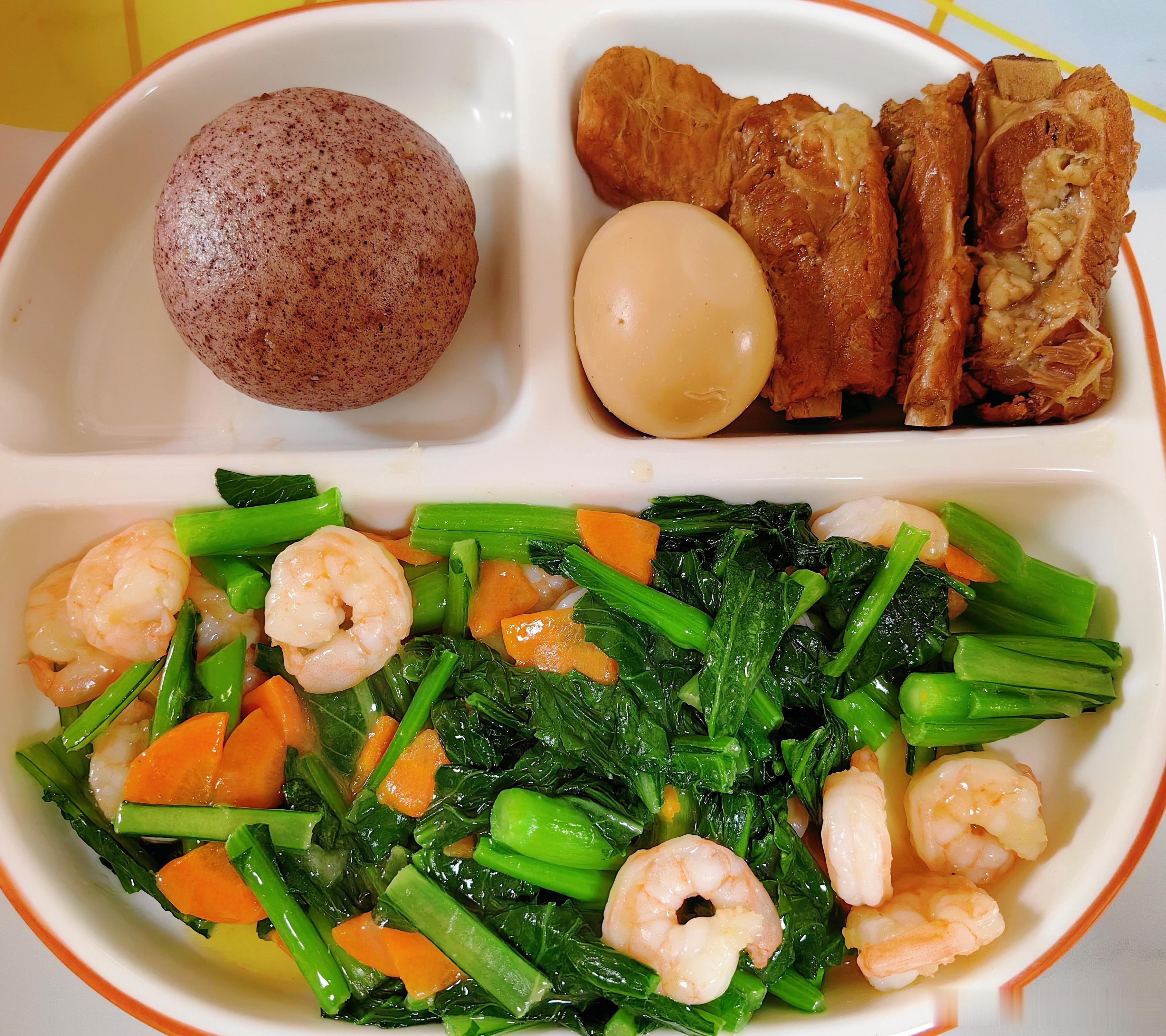 今日份晚餐……最近情绪一直不太好，周五聚会了，大家又谈起来上学的时候，得我笔记得