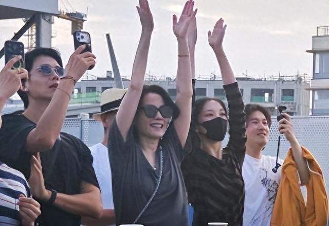 王菲现身阿那亚看窦靖童演出！前夫窦唯就住隔壁，离婚后相处绝了