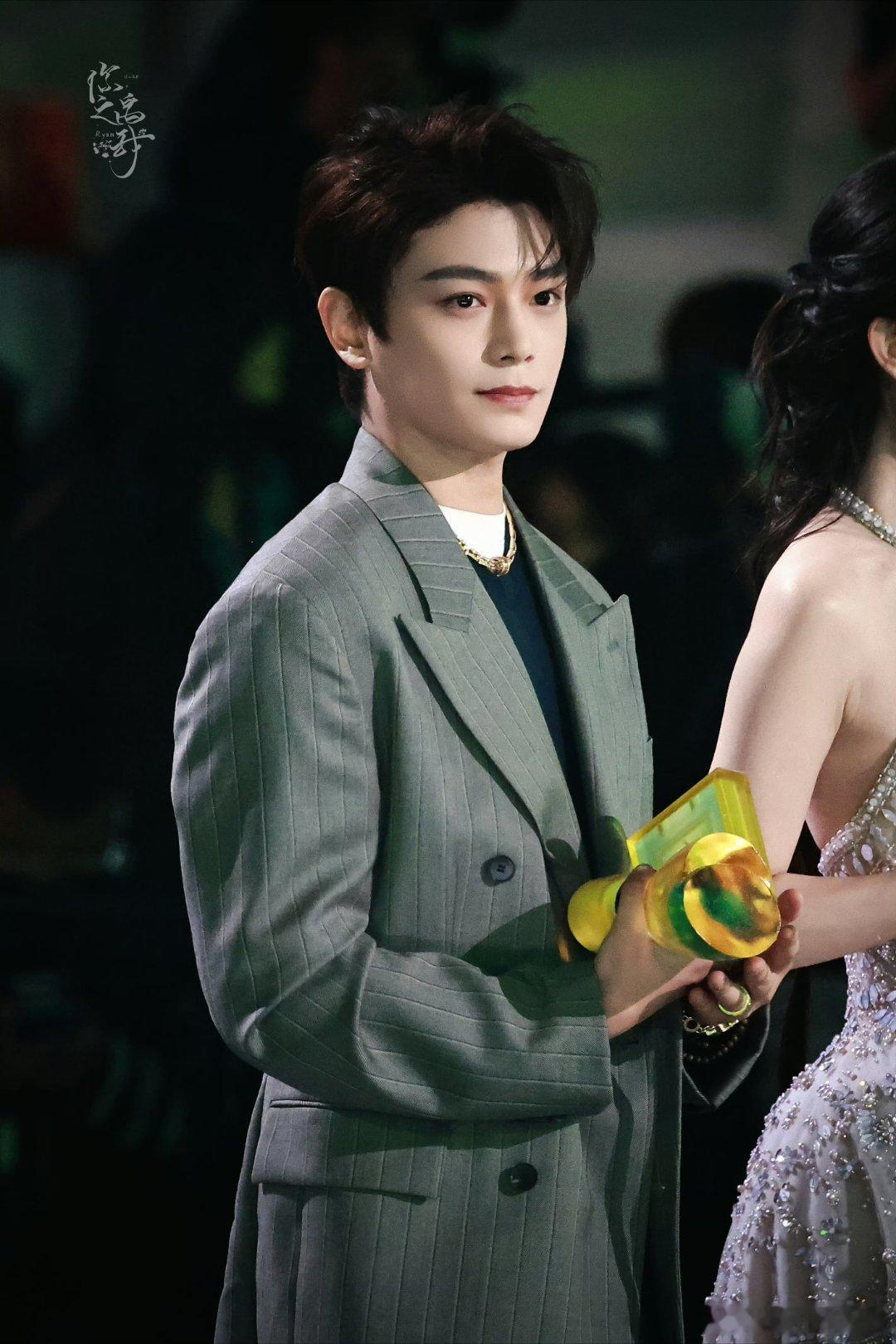 丁禹兮获奖发言 dyx丁禹兮获评三级演员职称 宇宙山河浪漫银河星空璀璨月光是大海