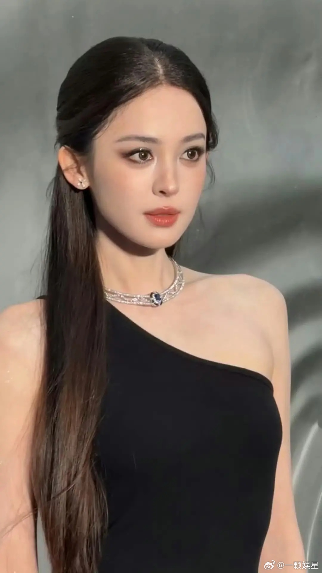 娜扎、迪丽热巴今天线下品牌活动生图，明眼人都可以看出谁赢了～ 