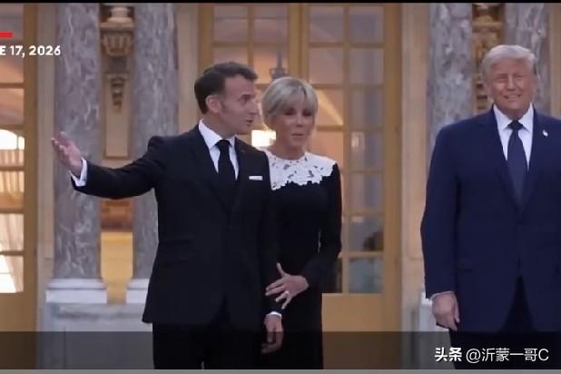下面这张照片太有意思了！
特朗普抵达凡尔赛宫，下车后马克龙上前迎接并握手，这次是
