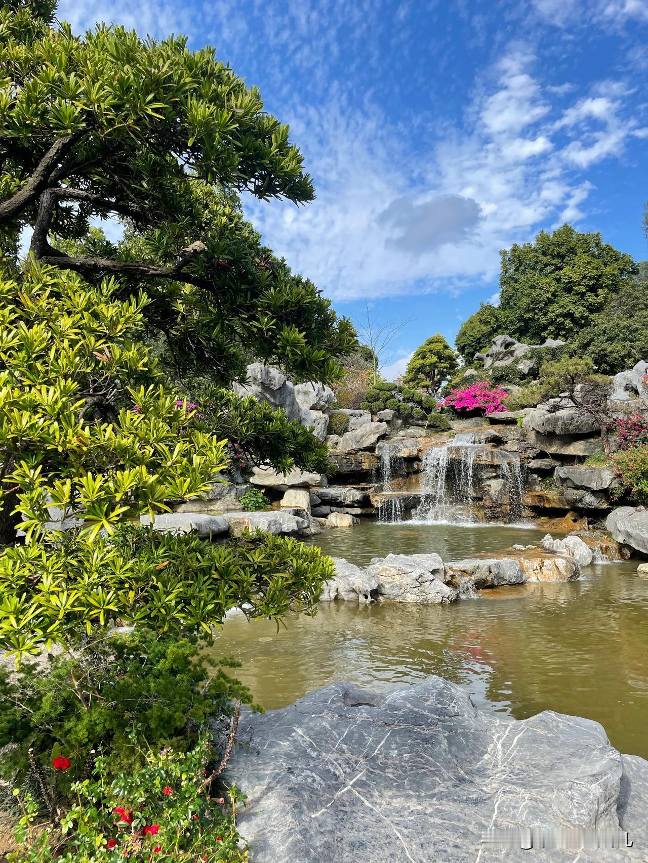 周末时光，不妨走进东莞袁崇焕纪念园。踏入园内，古朴的建筑静静伫立，仿佛在诉说着往