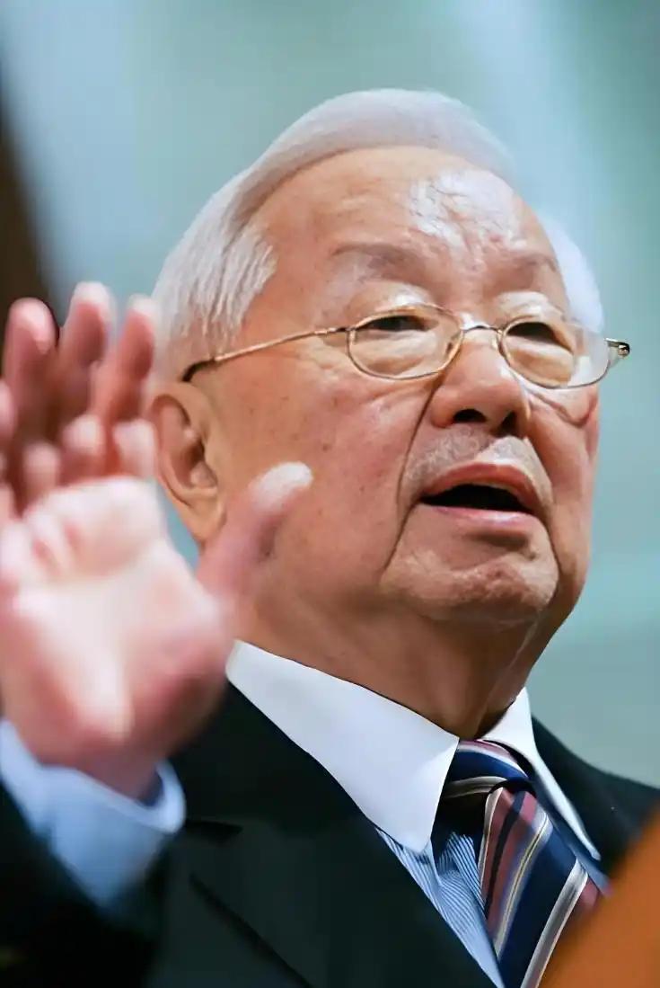 台积电负责人张忠谋嘲讽：大陆虽坐拥100万亿，可连一块高端芯片都造不出来！美媒紧