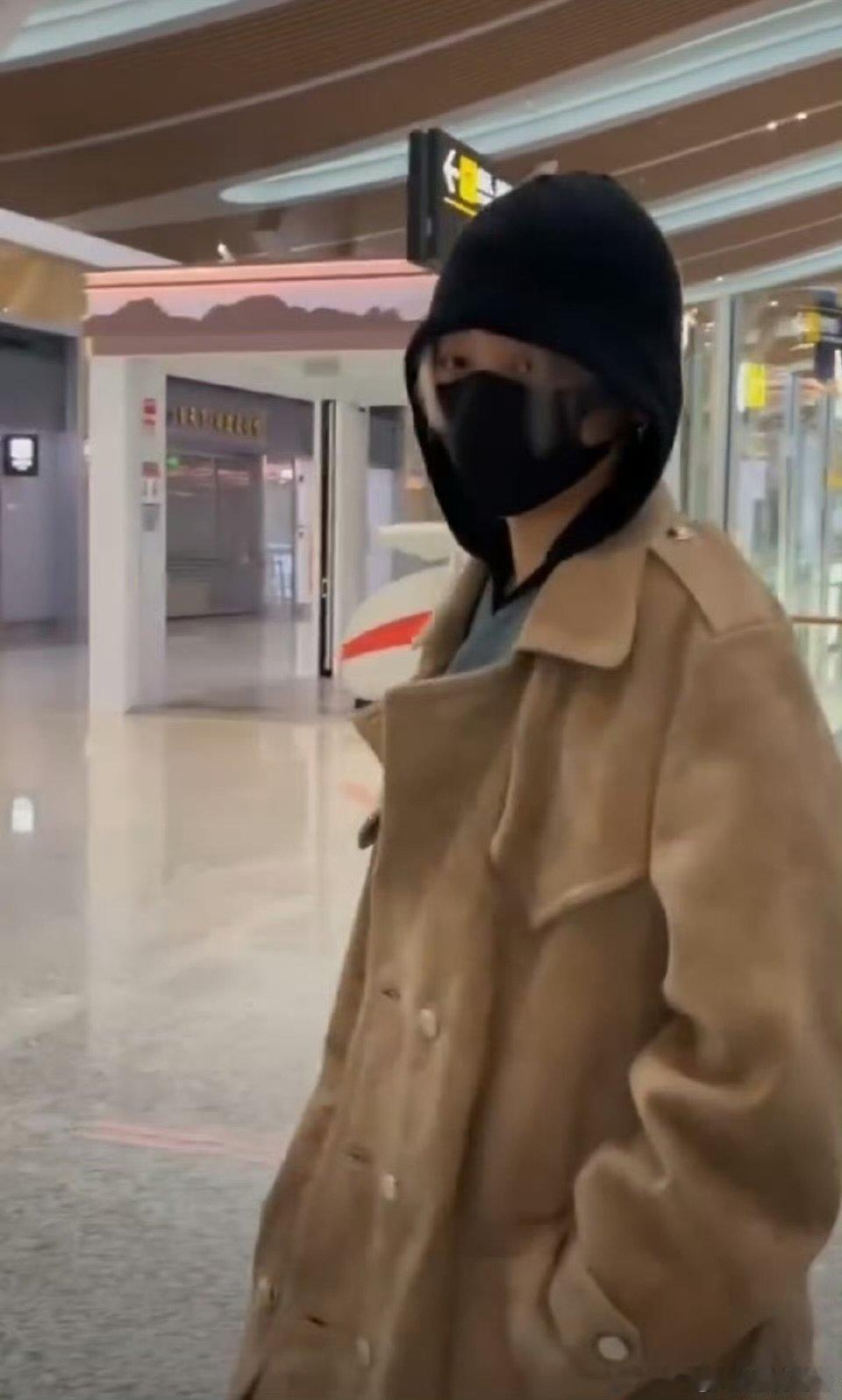 刘雨昕出发尖叫之夜路透刘雨昕出发尖叫之夜路透 